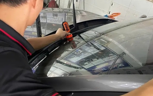 Tẩy vết ố kính ô tô